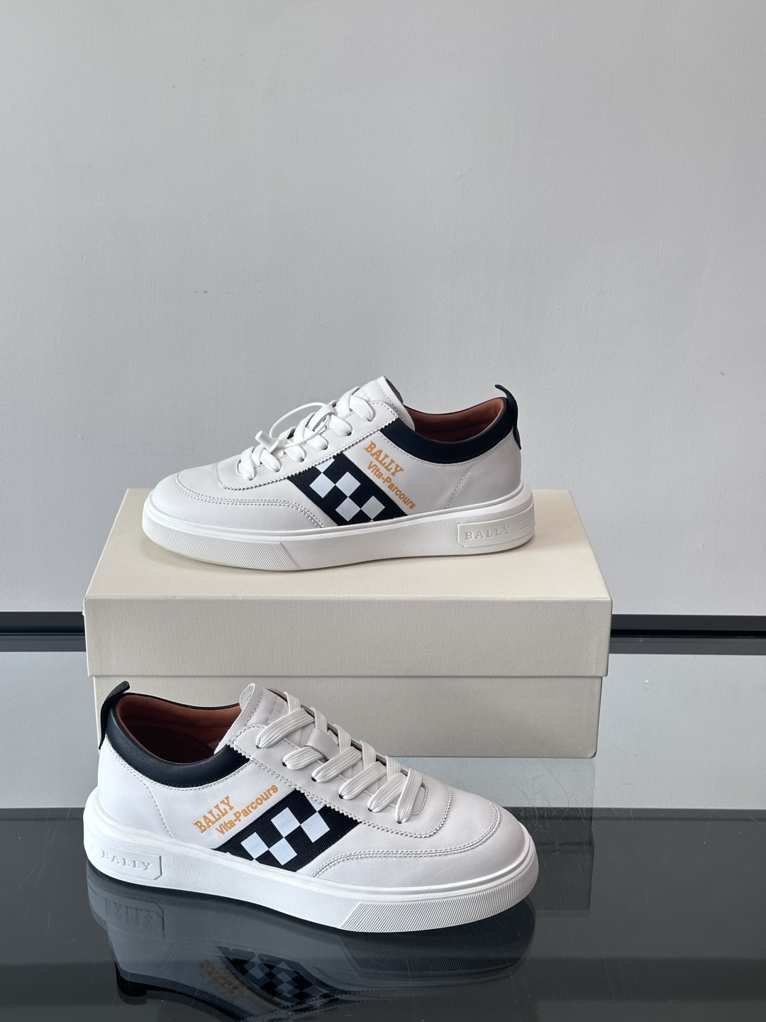 BALLY/巴利 男士新款皮革休闲运动鞋，这款运动鞋采用进口小牛皮制成，搭配经典橡胶鞋底，在永恒的设计中