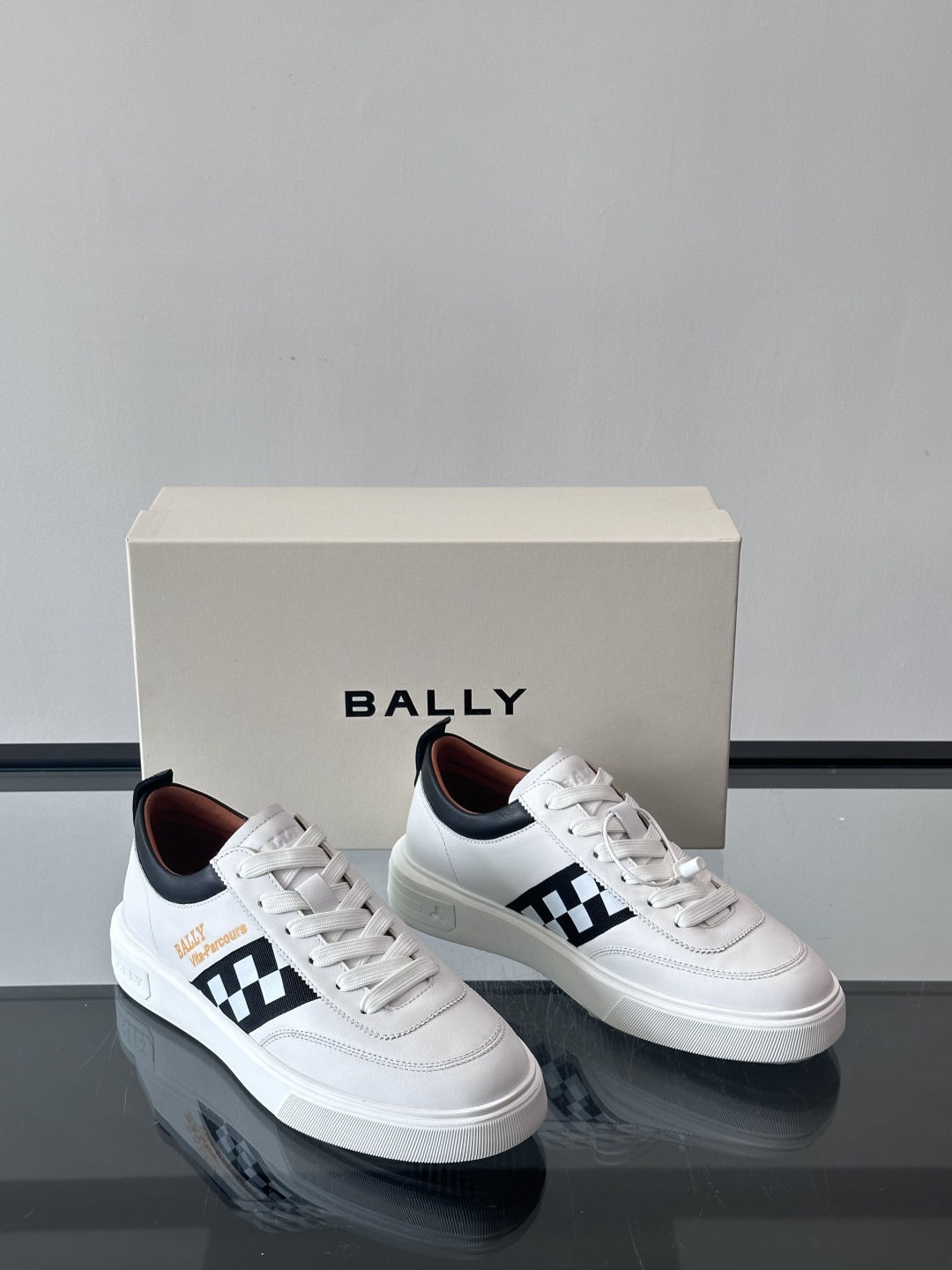 BALLY/巴利 男士新款皮革休闲运动鞋，这款运动鞋采用进口小牛皮制成，搭配经典橡胶鞋底，在永恒的设计中