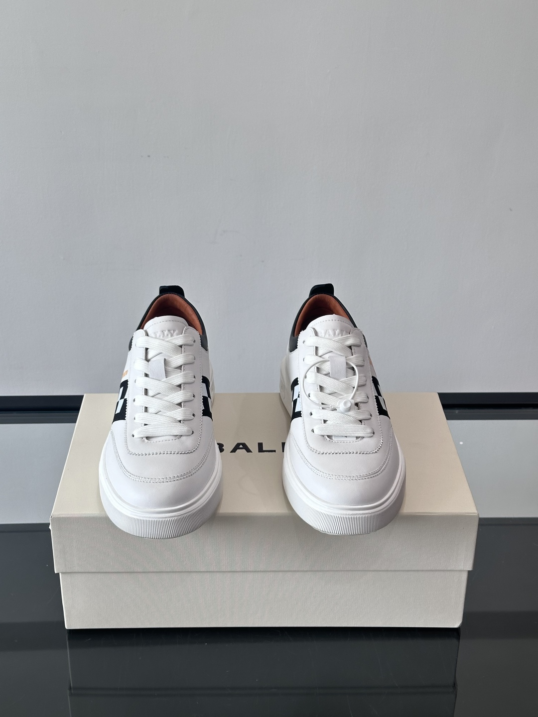 BALLY/巴利 男士新款皮革休闲运动鞋，这款运动鞋采用进口小牛皮制成，搭配经典橡胶鞋底，在永恒的设计中