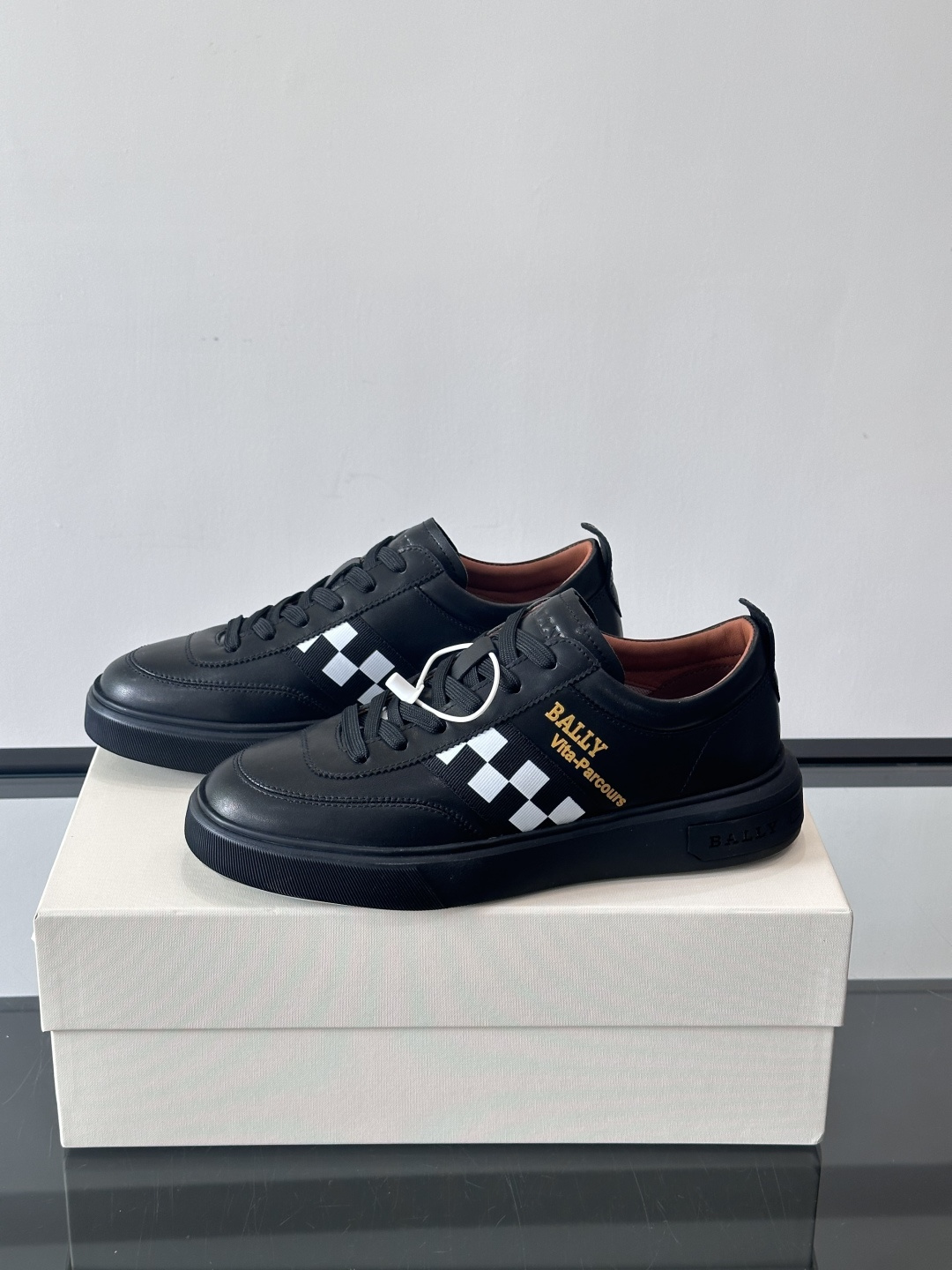 BALLY/巴利 男士新款皮革休闲运动鞋，这款运动鞋采用进口小牛皮制成，搭配经典橡胶鞋底，在永恒的设计中