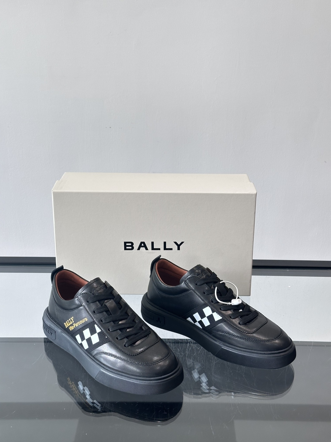 BALLY/巴利 男士新款皮革休闲运动鞋，这款运动鞋采用进口小牛皮制成，搭配经典橡胶鞋底，在永恒的设计中