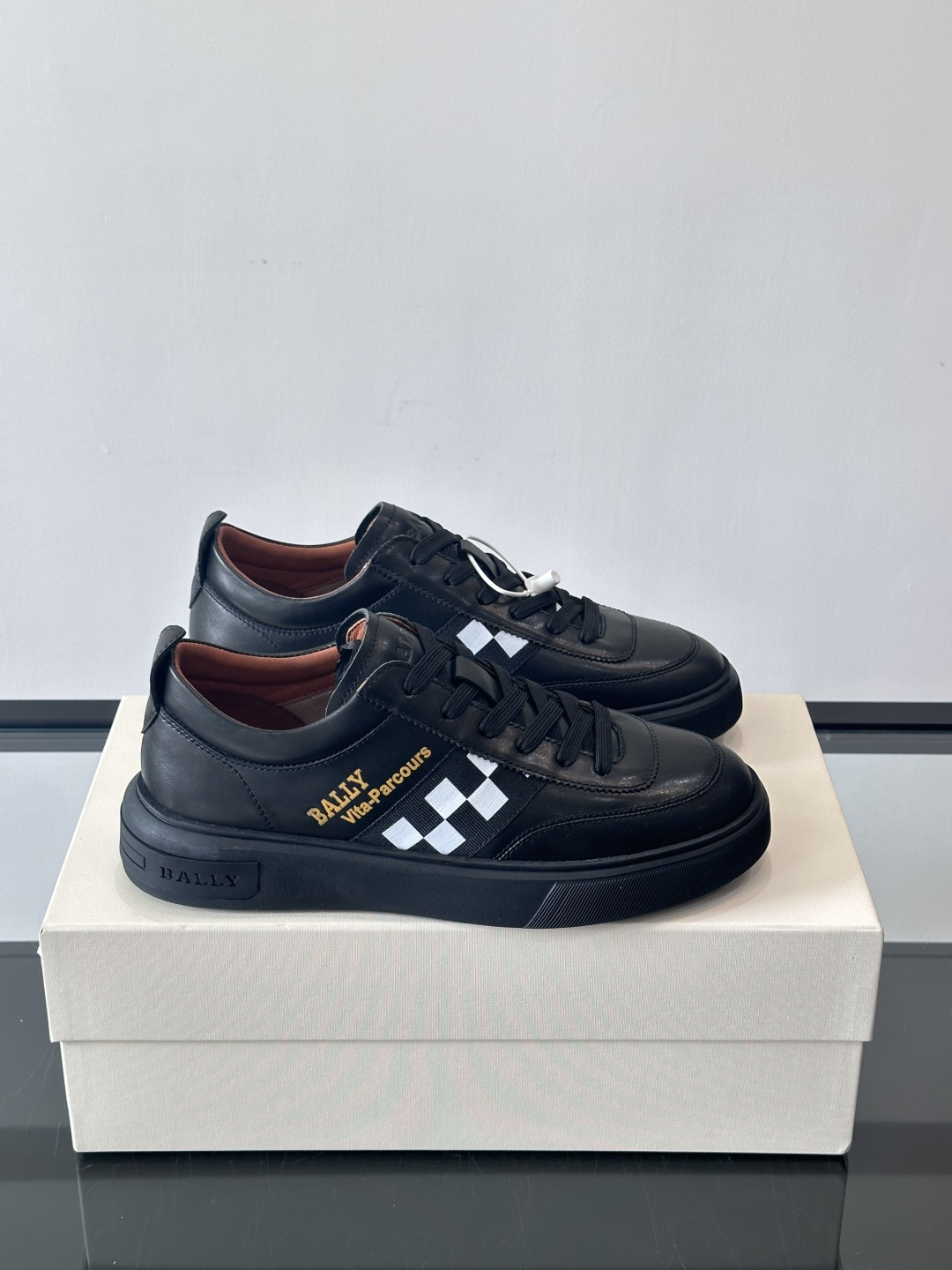 BALLY/巴利 男士新款皮革休闲运动鞋，这款运动鞋采用进口小牛皮制成，搭配经典橡胶鞋底，在永恒的设计中