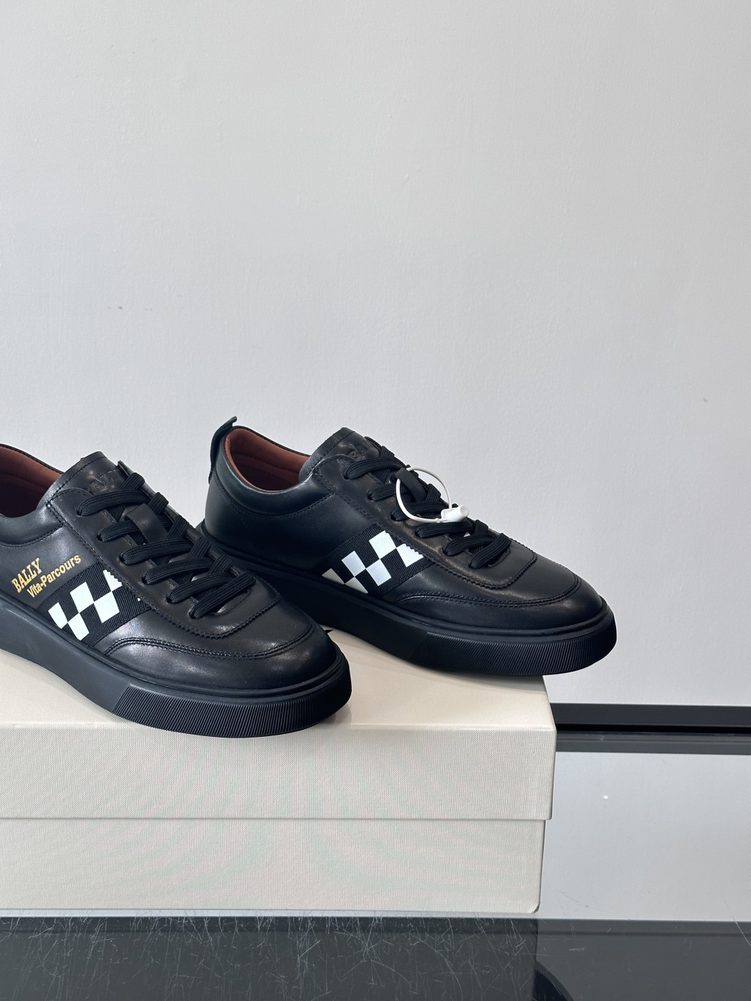 BALLY/巴利 男士新款皮革休闲运动鞋，这款运动鞋采用进口小牛皮制成，搭配经典橡胶鞋底，在永恒的设计中