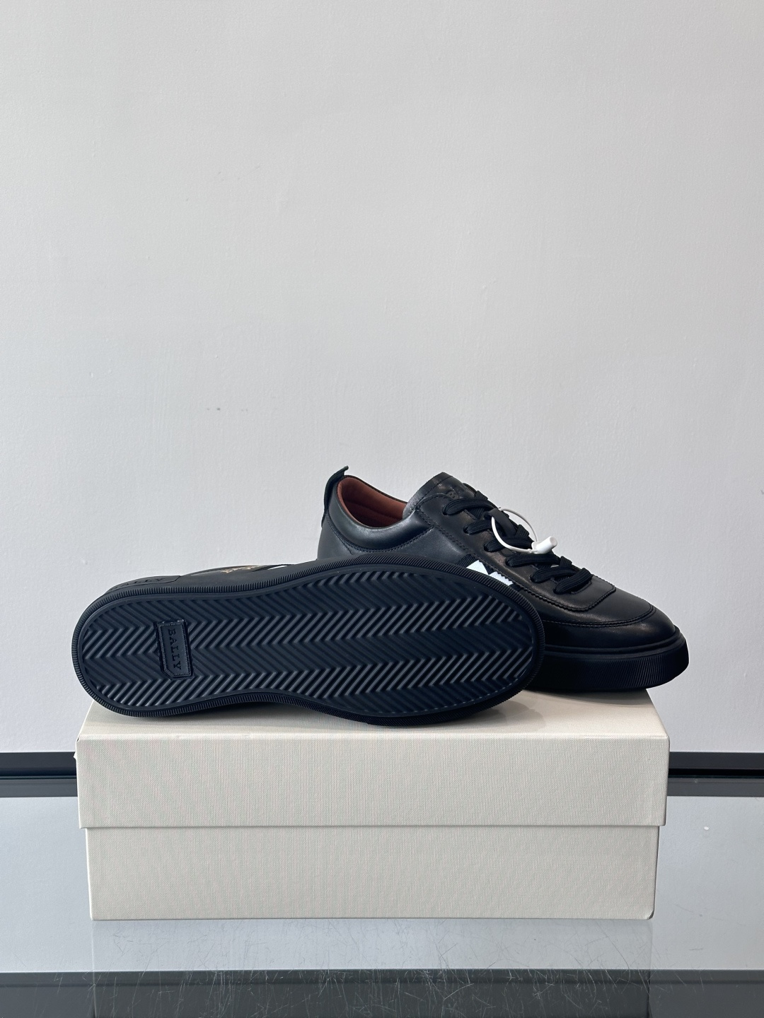 BALLY/巴利 男士新款皮革休闲运动鞋，这款运动鞋采用进口小牛皮制成，搭配经典橡胶鞋底，在永恒的设计中