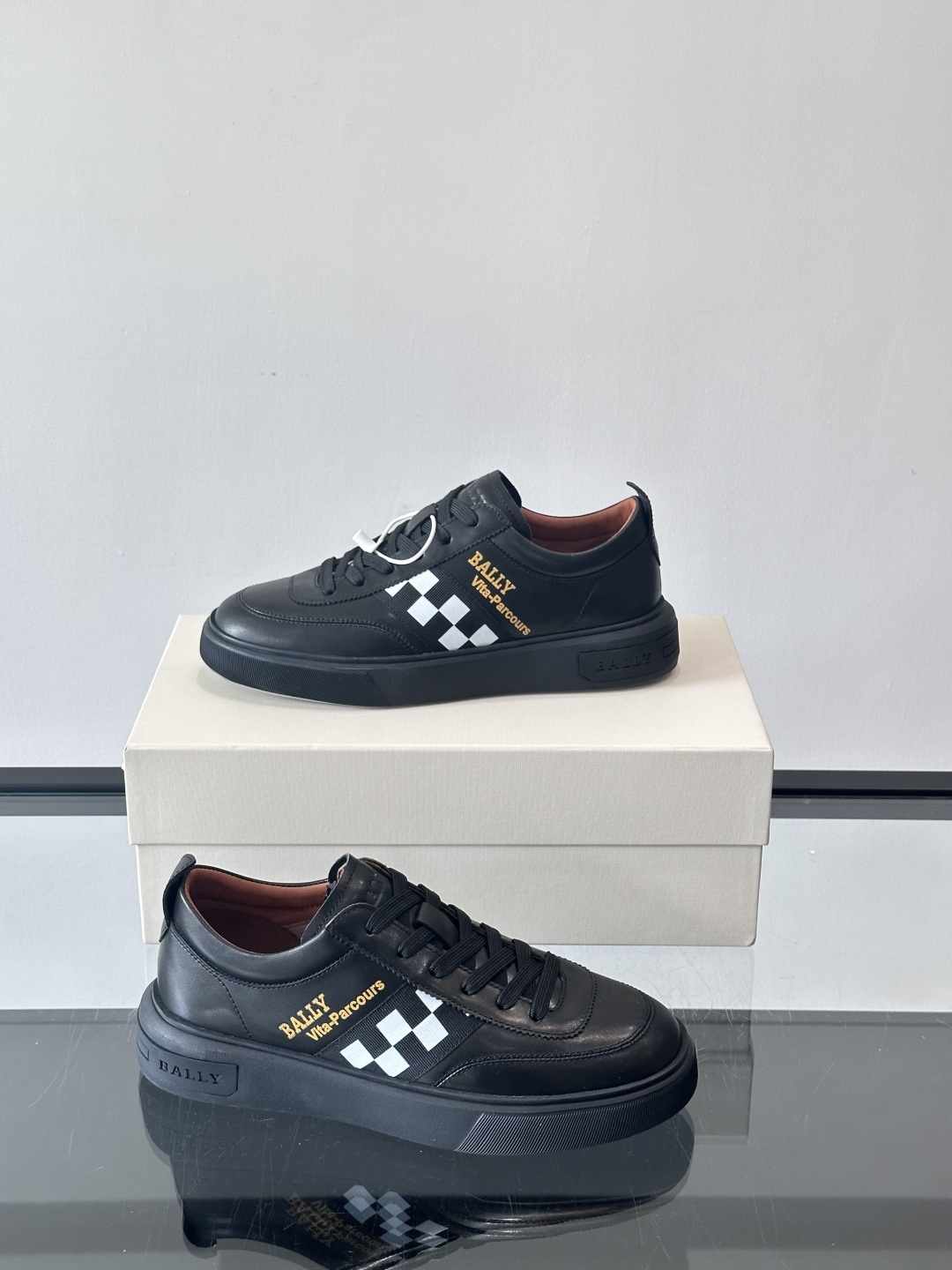 BALLY/巴利 男士新款皮革休闲运动鞋，这款运动鞋采用进口小牛皮制成，搭配经典橡胶鞋底，在永恒的设计中