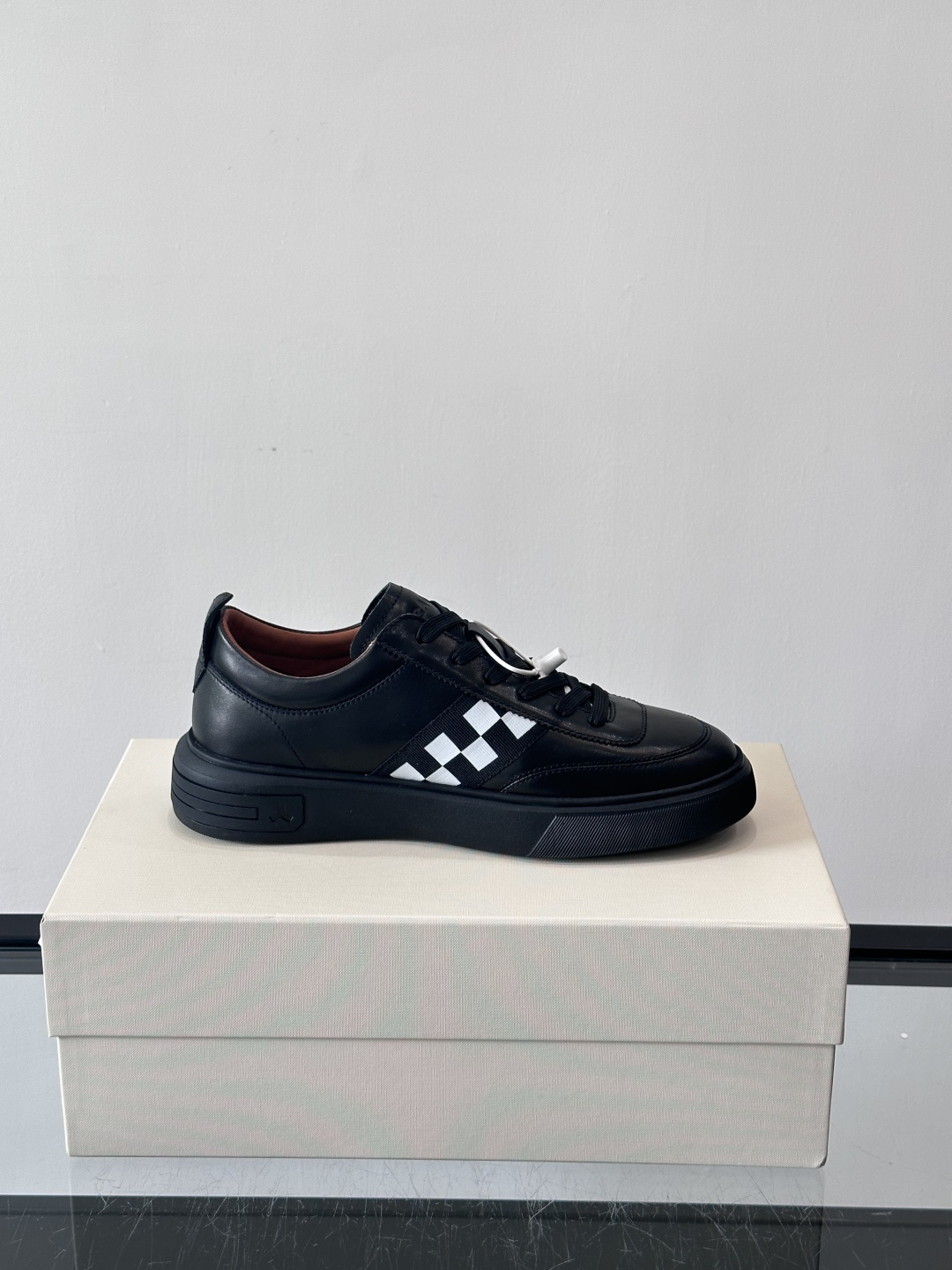 BALLY/巴利 男士新款皮革休闲运动鞋，这款运动鞋采用进口小牛皮制成，搭配经典橡胶鞋底，在永恒的设计中