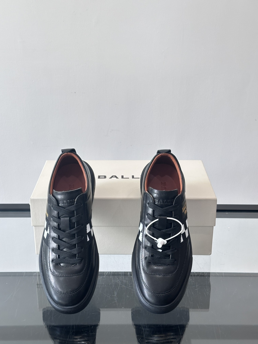 BALLY/巴利 男士新款皮革休闲运动鞋，这款运动鞋采用进口小牛皮制成，搭配经典橡胶鞋底，在永恒的设计中