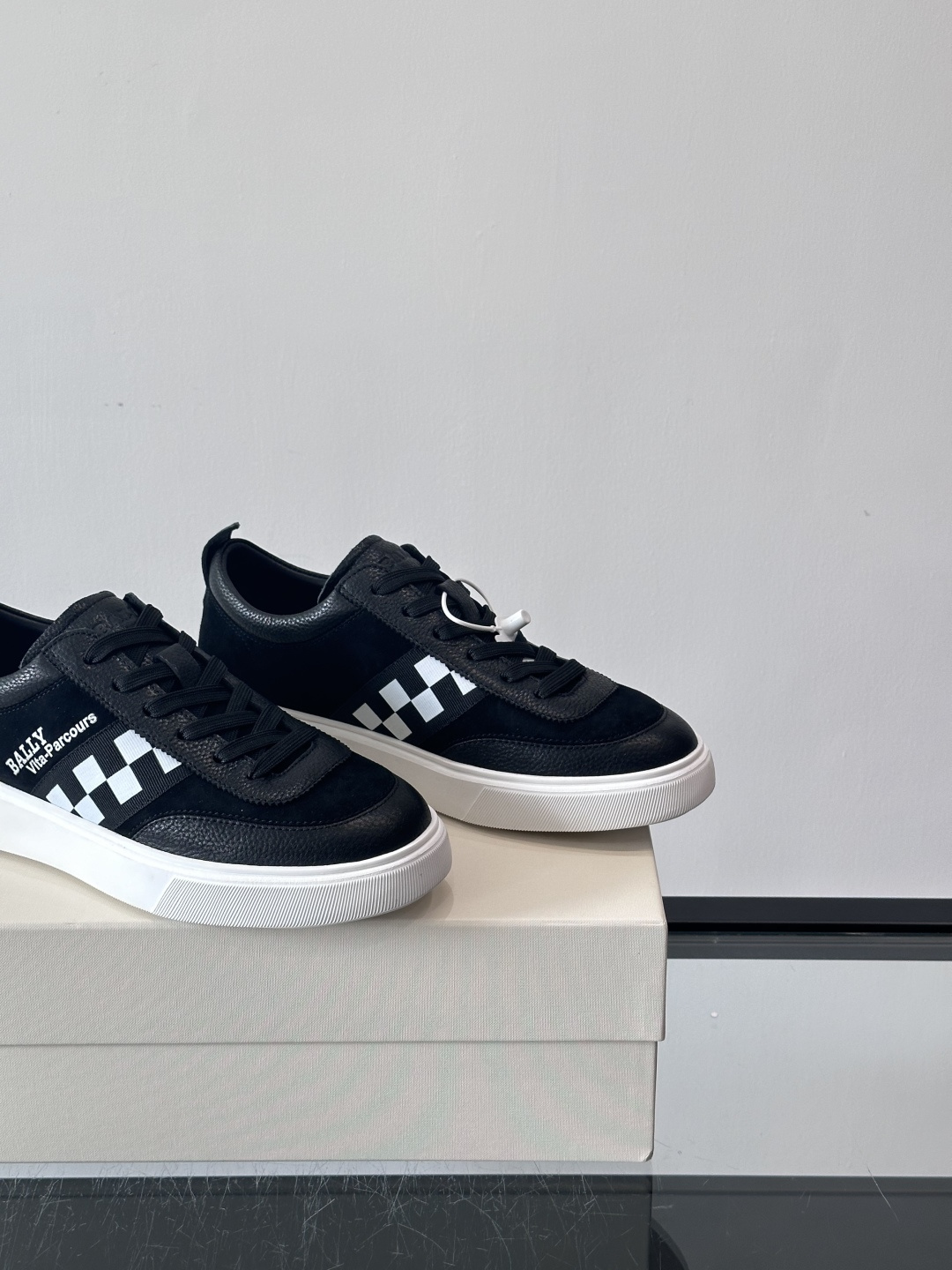 BALLY/巴利 男士新款皮革休闲运动鞋，这款运动鞋采用进口小牛皮制成，搭配经典橡胶鞋底，在永恒的设计中