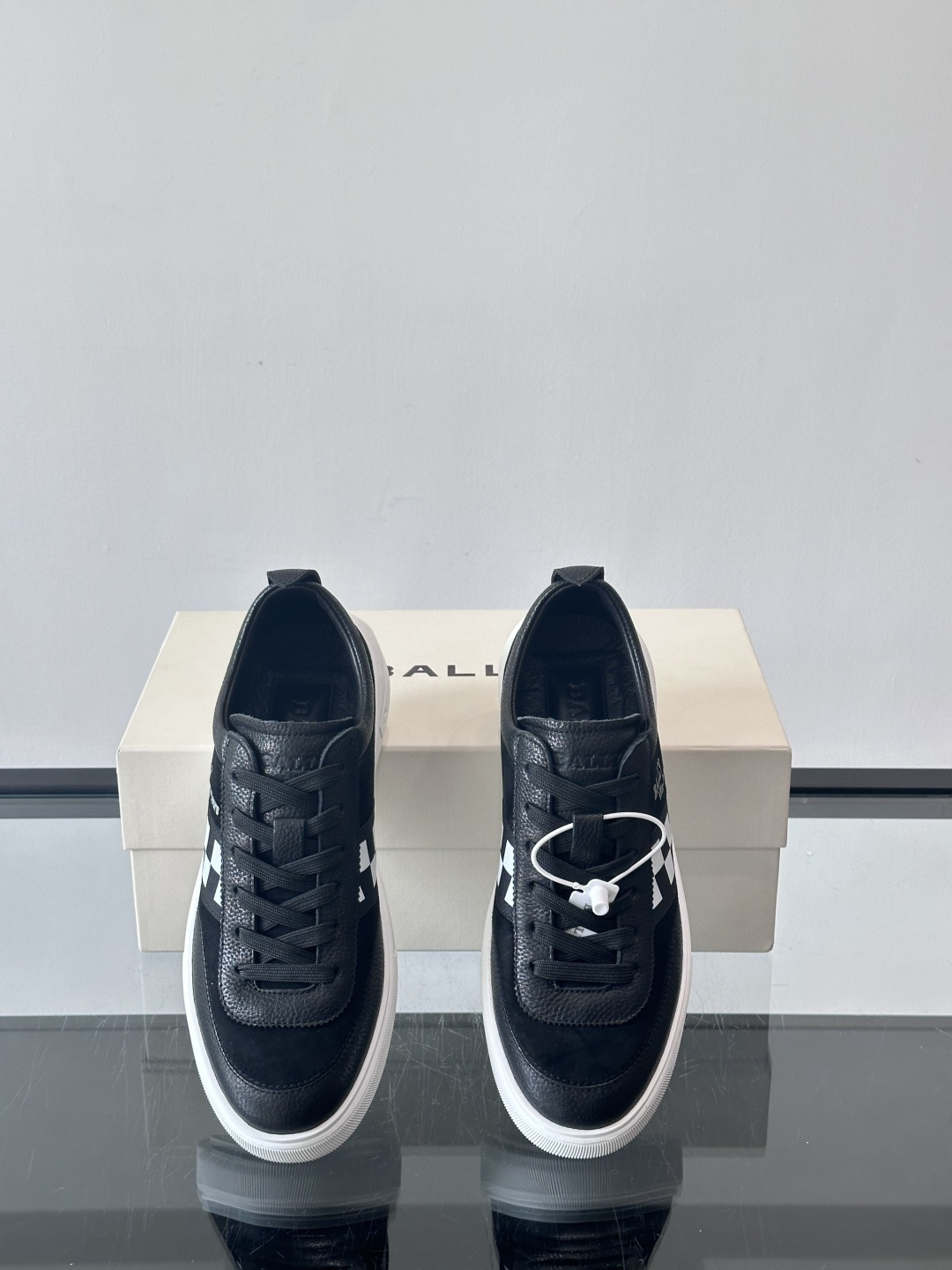 BALLY/巴利 男士新款皮革休闲运动鞋，这款运动鞋采用进口小牛皮制成，搭配经典橡胶鞋底，在永恒的设计中