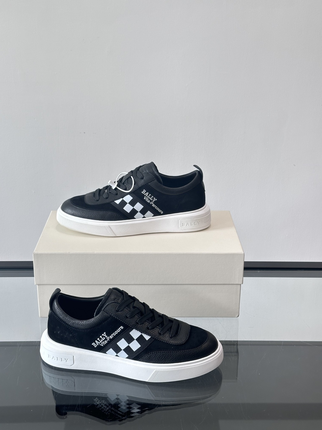 BALLY/巴利 男士新款皮革休闲运动鞋，这款运动鞋采用进口小牛皮制成，搭配经典橡胶鞋底，在永恒的设计中