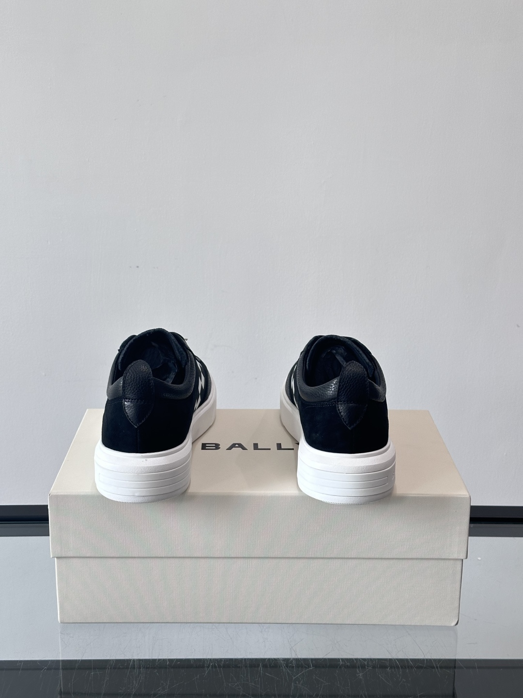 BALLY/巴利 男士新款皮革休闲运动鞋，这款运动鞋采用进口小牛皮制成，搭配经典橡胶鞋底，在永恒的设计中