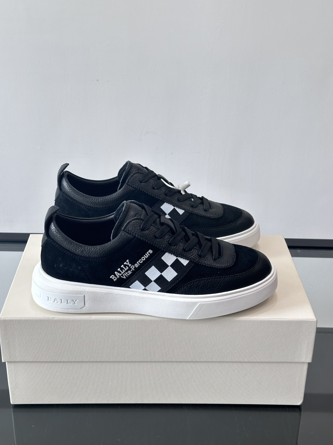 NO:575042,BALLY Men's new leather casual sneakers. This sneaker is made of imported calfskin, with a classic rubber sole, integrating modern flavor into the timeless design. The high-contrast Bally Ribbon is decorated with the brand logo on the outside, the Bally brand logo is embossed on the tongue, and the inner foot pads are all cowhide, making the upper feet comfortable and fashionable!  Comes with original box packaging!  ,size38-45 (38.45 customized),,bally,sneakers,cowhide19860909BALLY/巴利 男士新款皮革休闲运动鞋,这款运动鞋采用进口小牛皮制成,搭配经典橡胶鞋底,在永恒的设计中融入现代气息.高对比度的 Bally Ribbon 饰有外侧装饰并饰有品牌logo徽标,鞋舌压花 Bally 品牌logo,内里垫脚都是牛皮,上脚舒适,时尚洋气！配原盒包装！ ,size38-45（38.45定制）,,bally,sneakers,cowhide,Men's shoes