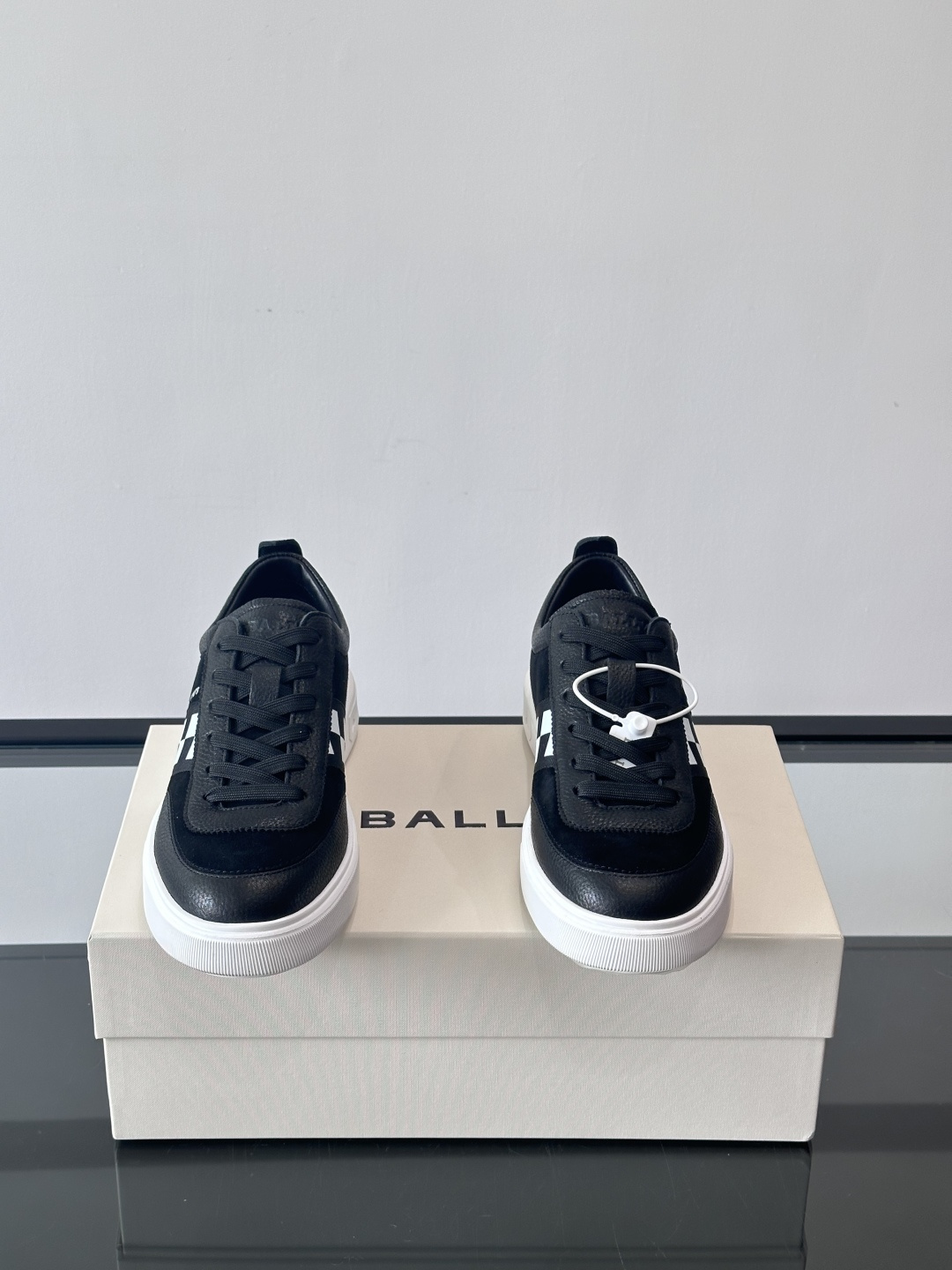 BALLY/巴利 男士新款皮革休闲运动鞋，这款运动鞋采用进口小牛皮制成，搭配经典橡胶鞋底，在永恒的设计中