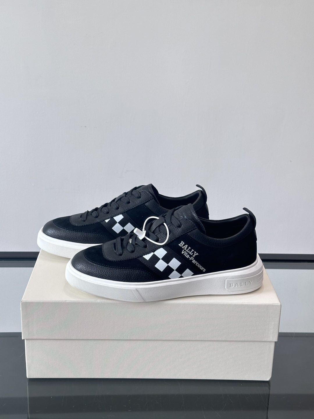 BALLY/巴利 男士新款皮革休闲运动鞋，这款运动鞋采用进口小牛皮制成，搭配经典橡胶鞋底，在永恒的设计中