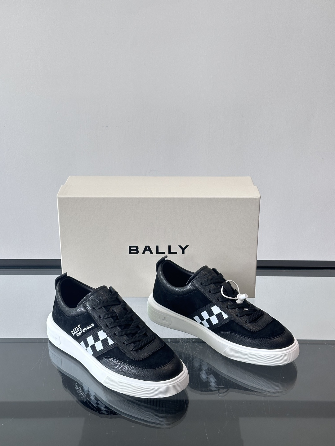 BALLY/巴利 男士新款皮革休闲运动鞋，这款运动鞋采用进口小牛皮制成，搭配经典橡胶鞋底，在永恒的设计中