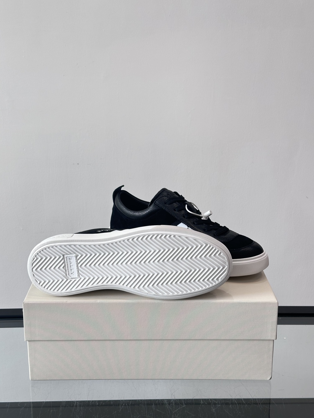 BALLY/巴利 男士新款皮革休闲运动鞋，这款运动鞋采用进口小牛皮制成，搭配经典橡胶鞋底，在永恒的设计中