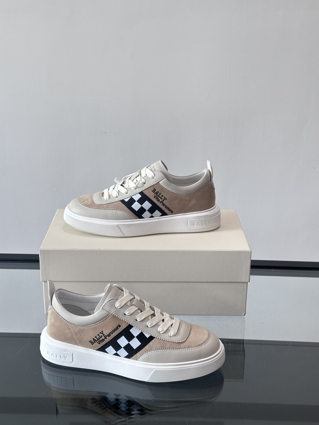 BALLY/巴利 男士新款皮革休闲运动鞋，这款运动鞋采用进口小牛皮制成，搭配经典橡胶鞋底，在永恒的设计中