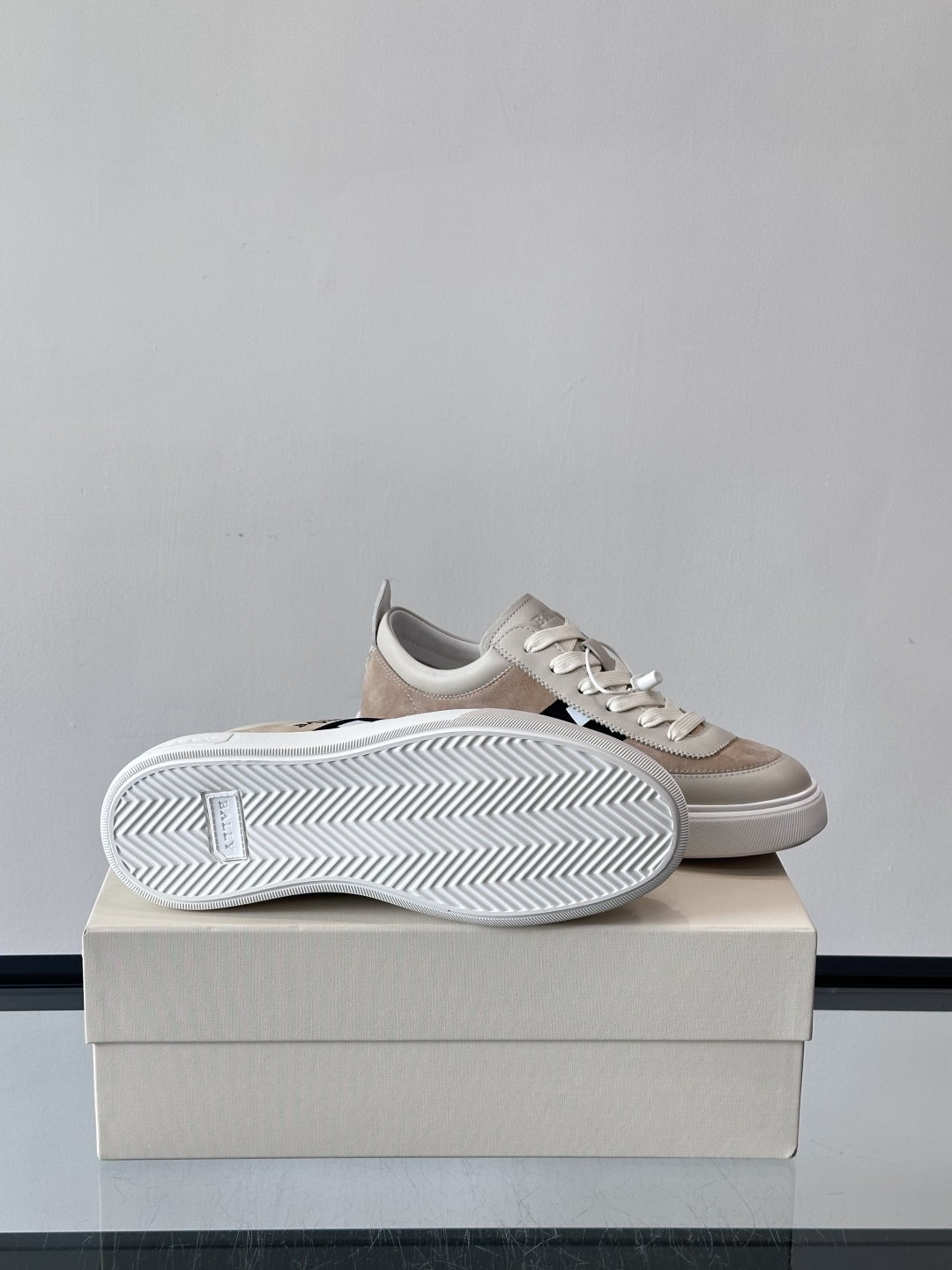 BALLY/巴利 男士新款皮革休闲运动鞋，这款运动鞋采用进口小牛皮制成，搭配经典橡胶鞋底，在永恒的设计中