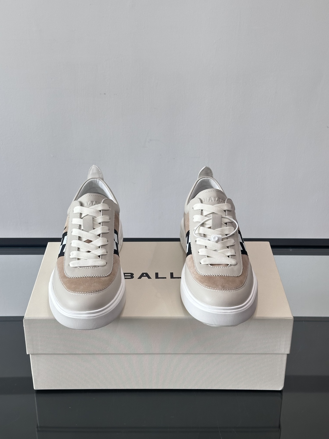 BALLY/巴利 男士新款皮革休闲运动鞋，这款运动鞋采用进口小牛皮制成，搭配经典橡胶鞋底，在永恒的设计中