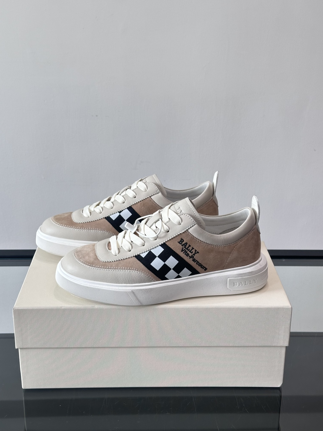 BALLY/巴利 男士新款皮革休闲运动鞋，这款运动鞋采用进口小牛皮制成，搭配经典橡胶鞋底，在永恒的设计中