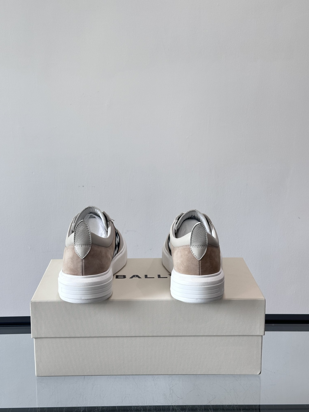 BALLY/巴利 男士新款皮革休闲运动鞋，这款运动鞋采用进口小牛皮制成，搭配经典橡胶鞋底，在永恒的设计中