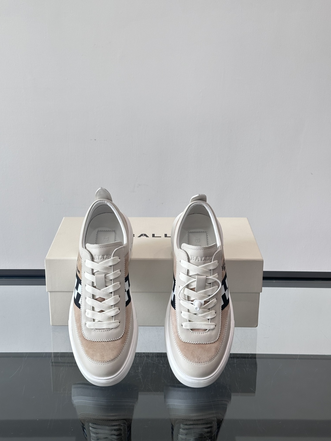 BALLY/巴利 男士新款皮革休闲运动鞋，这款运动鞋采用进口小牛皮制成，搭配经典橡胶鞋底，在永恒的设计中