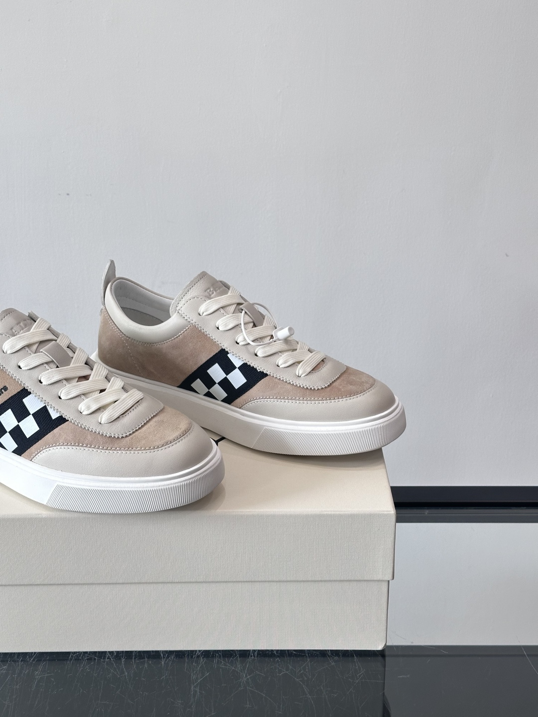 BALLY/巴利 男士新款皮革休闲运动鞋，这款运动鞋采用进口小牛皮制成，搭配经典橡胶鞋底，在永恒的设计中