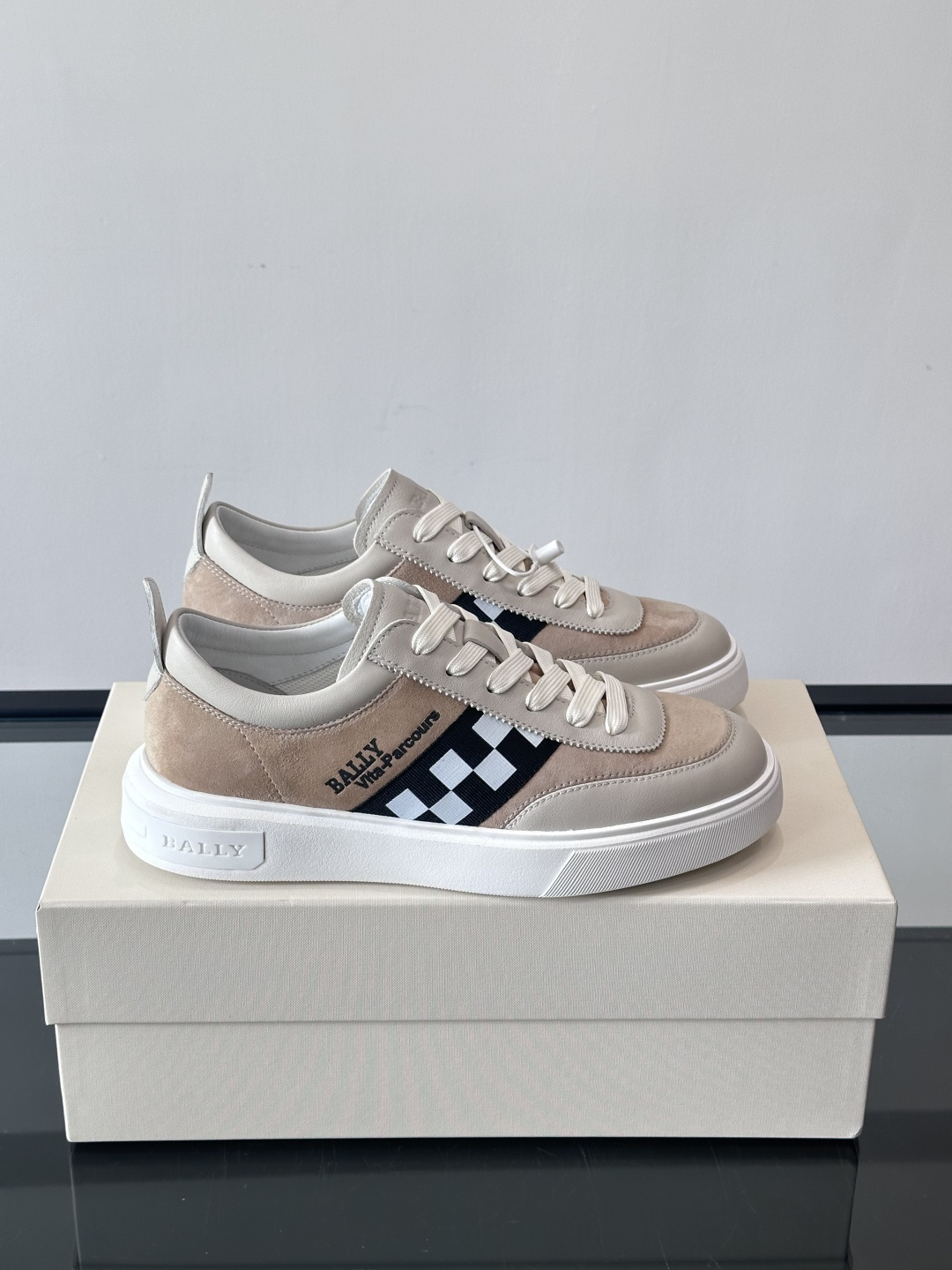 NO:575614,BALLY Men's new leather casual sneakers. This sneaker is made of imported calfskin, with a classic rubber sole, integrating modern flavor into the timeless design. The high-contrast Bally Ribbon is decorated with the brand logo on the outside, the Bally brand logo is embossed on the tongue, and the inner foot pads are all cowhide, making the upper feet comfortable and fashionable!  Comes with original box packaging!  , size38-45 (customized at 38.45), Bally casual shoes, bally, sneakers, cowhide19860909BALLY/巴利 男士新款皮革休闲运动鞋,这款运动鞋采用进口小牛皮制成,搭配经典橡胶鞋底,在永恒的设计中融入现代气息.高对比度的 Bally Ribbon 饰有外侧装饰并饰有品牌logo徽标,鞋舌压花 Bally 品牌logo,内里垫脚都是牛皮,上脚舒适,时尚洋气！配原盒包装！ ,size38-45（38.45定制）,巴利 休闲鞋,bally,sneakers,cowhide,Men's shoes