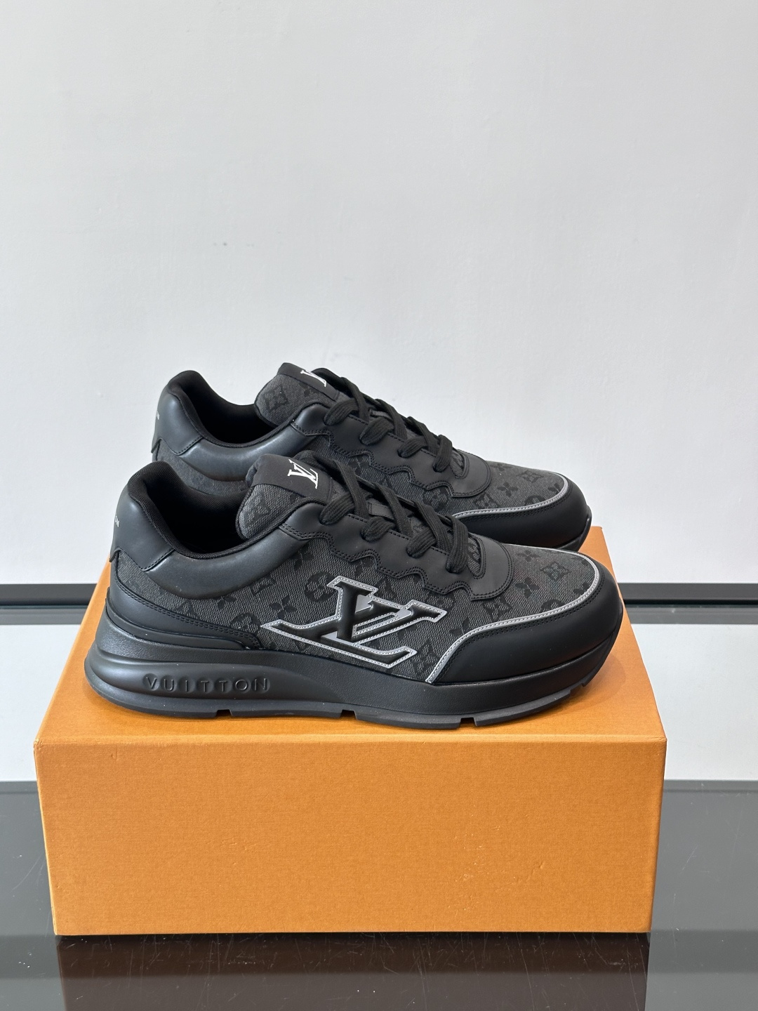 ◾️▫️L 男士经典休闲运动鞋，本款 运动鞋为柔软牛皮革拼接透气布料描摹经典 Monogram 印花，塑