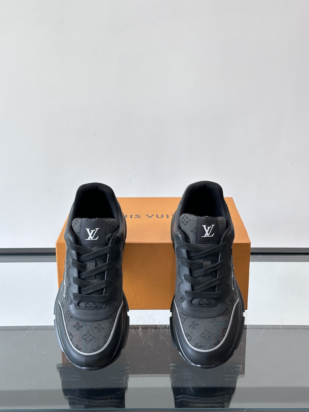 ◾️▫️L 男士经典休闲运动鞋，本款 运动鞋为柔软牛皮革拼接透气布料描摹经典 Monogram 印花，塑