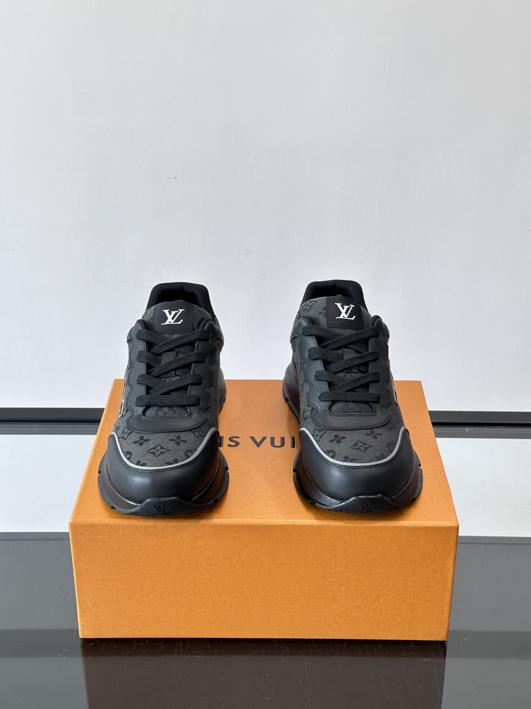 ◾️▫️L 男士经典休闲运动鞋，本款 运动鞋为柔软牛皮革拼接透气布料描摹经典 Monogram 印花，塑