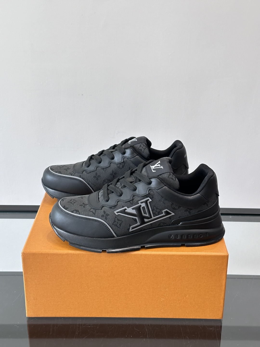 ◾️▫️L 男士经典休闲运动鞋，本款 运动鞋为柔软牛皮革拼接透气布料描摹经典 Monogram 印花，塑