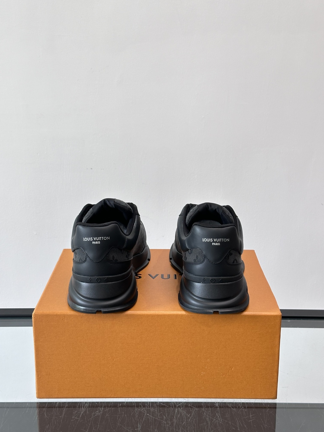 ◾️▫️L 男士经典休闲运动鞋，本款 运动鞋为柔软牛皮革拼接透气布料描摹经典 Monogram 印花，塑