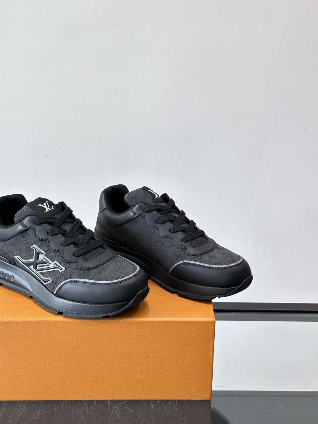 ◾️▫️L 男士经典休闲运动鞋，本款 运动鞋为柔软牛皮革拼接透气布料描摹经典 Monogram 印花，塑