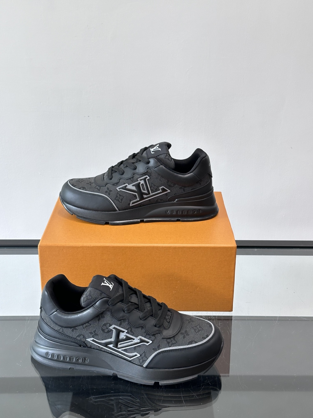 ◾️▫️L 男士经典休闲运动鞋，本款 运动鞋为柔软牛皮革拼接透气布料描摹经典 Monogram 印花，塑