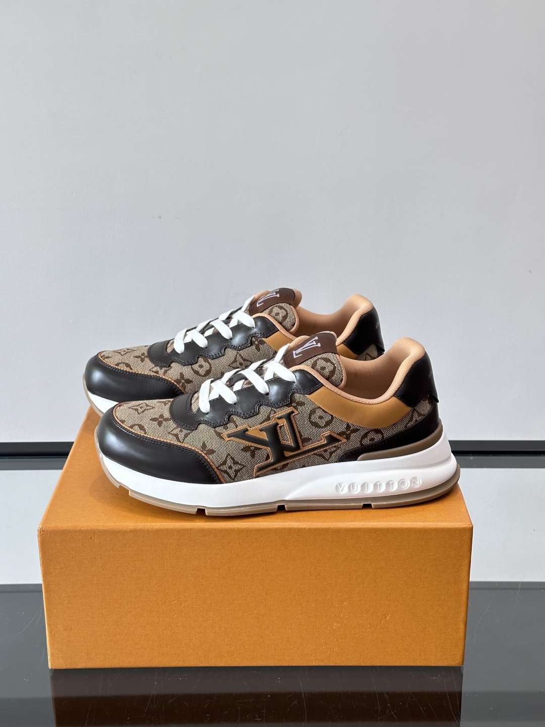 ◾️▫️L 男士经典休闲运动鞋，本款 运动鞋为柔软牛皮革拼接透气布料描摹经典 Monogram 印花，塑