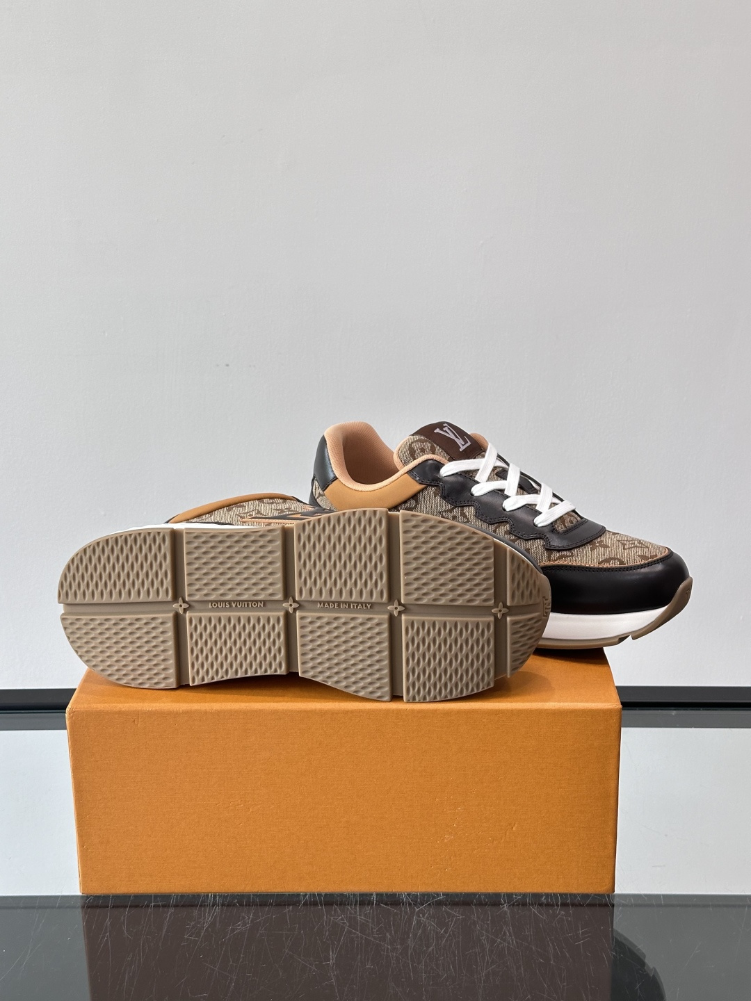 ◾️▫️L 男士经典休闲运动鞋，本款 运动鞋为柔软牛皮革拼接透气布料描摹经典 Monogram 印花，塑