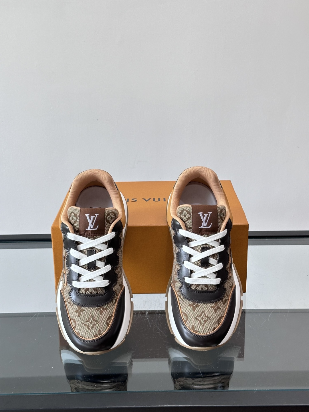 ◾️▫️L 男士经典休闲运动鞋，本款 运动鞋为柔软牛皮革拼接透气布料描摹经典 Monogram 印花，塑