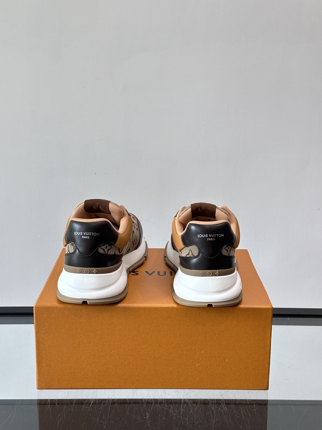 ◾️▫️L 男士经典休闲运动鞋，本款 运动鞋为柔软牛皮革拼接透气布料描摹经典 Monogram 印花，塑