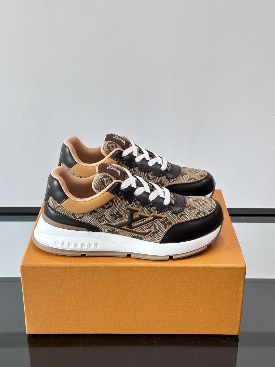 ◾️▫️L 男士经典休闲运动鞋，本款 运动鞋为柔软牛皮革拼接透气布料描摹经典 Monogram 印花，塑