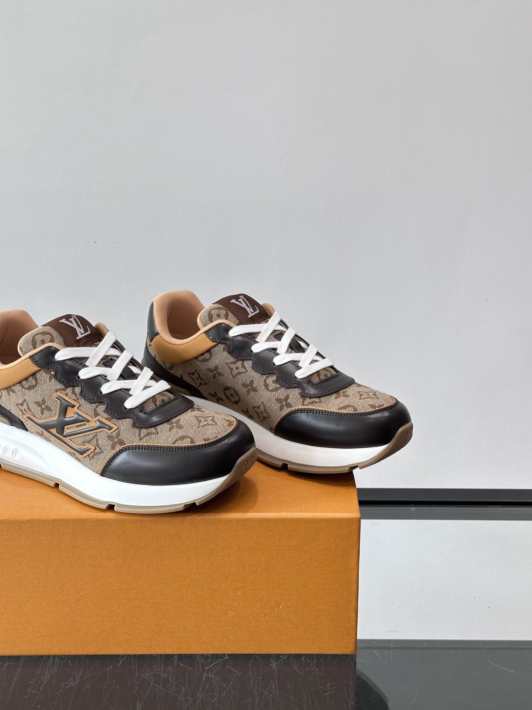 ◾️▫️L 男士经典休闲运动鞋，本款 运动鞋为柔软牛皮革拼接透气布料描摹经典 Monogram 印花，塑