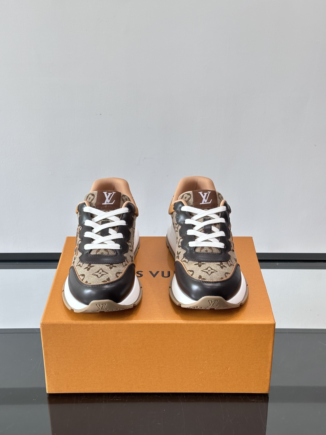 ◾️▫️L 男士经典休闲运动鞋，本款 运动鞋为柔软牛皮革拼接透气布料描摹经典 Monogram 印花，塑