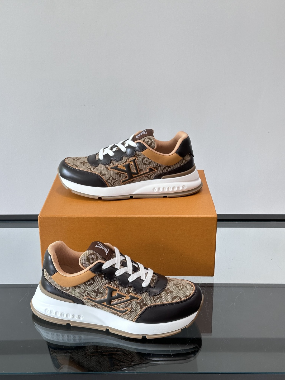 ◾️▫️L 男士经典休闲运动鞋，本款 运动鞋为柔软牛皮革拼接透气布料描摹经典 Monogram 印花，塑