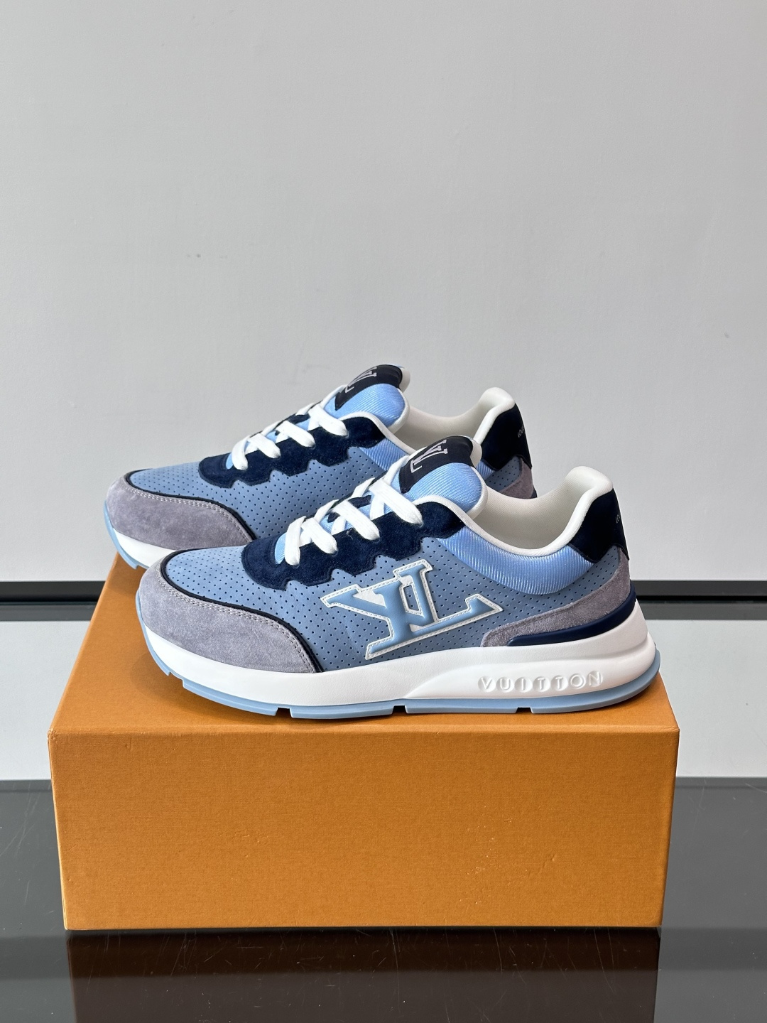 ◾️▫️L 男士经典休闲运动鞋，本款 运动鞋为柔软牛皮革描摹经典 Monogram 印花，塑造优雅鞋面。