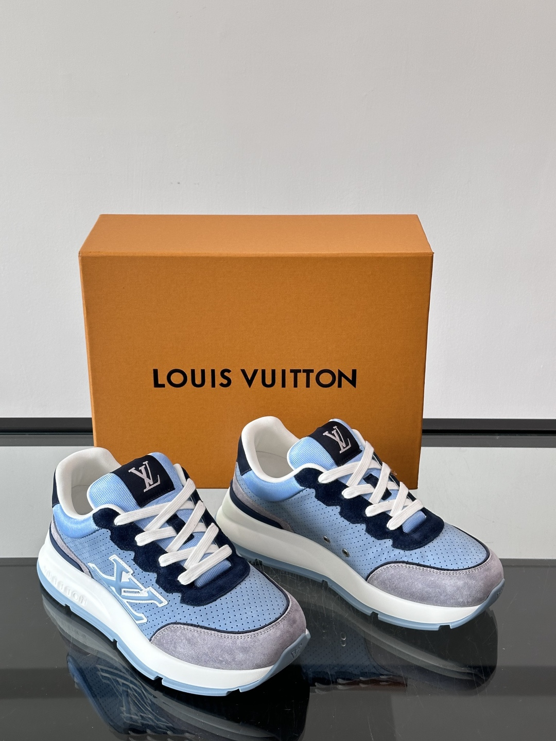 ◾️▫️L 男士经典休闲运动鞋，本款 运动鞋为柔软牛皮革描摹经典 Monogram 印花，塑造优雅鞋面。