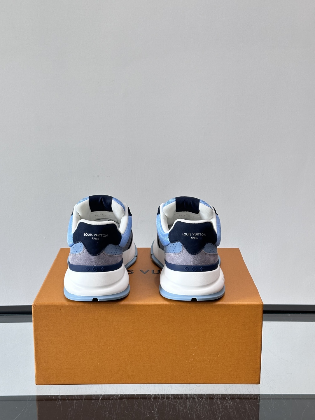 ◾️▫️L 男士经典休闲运动鞋，本款 运动鞋为柔软牛皮革描摹经典 Monogram 印花，塑造优雅鞋面。