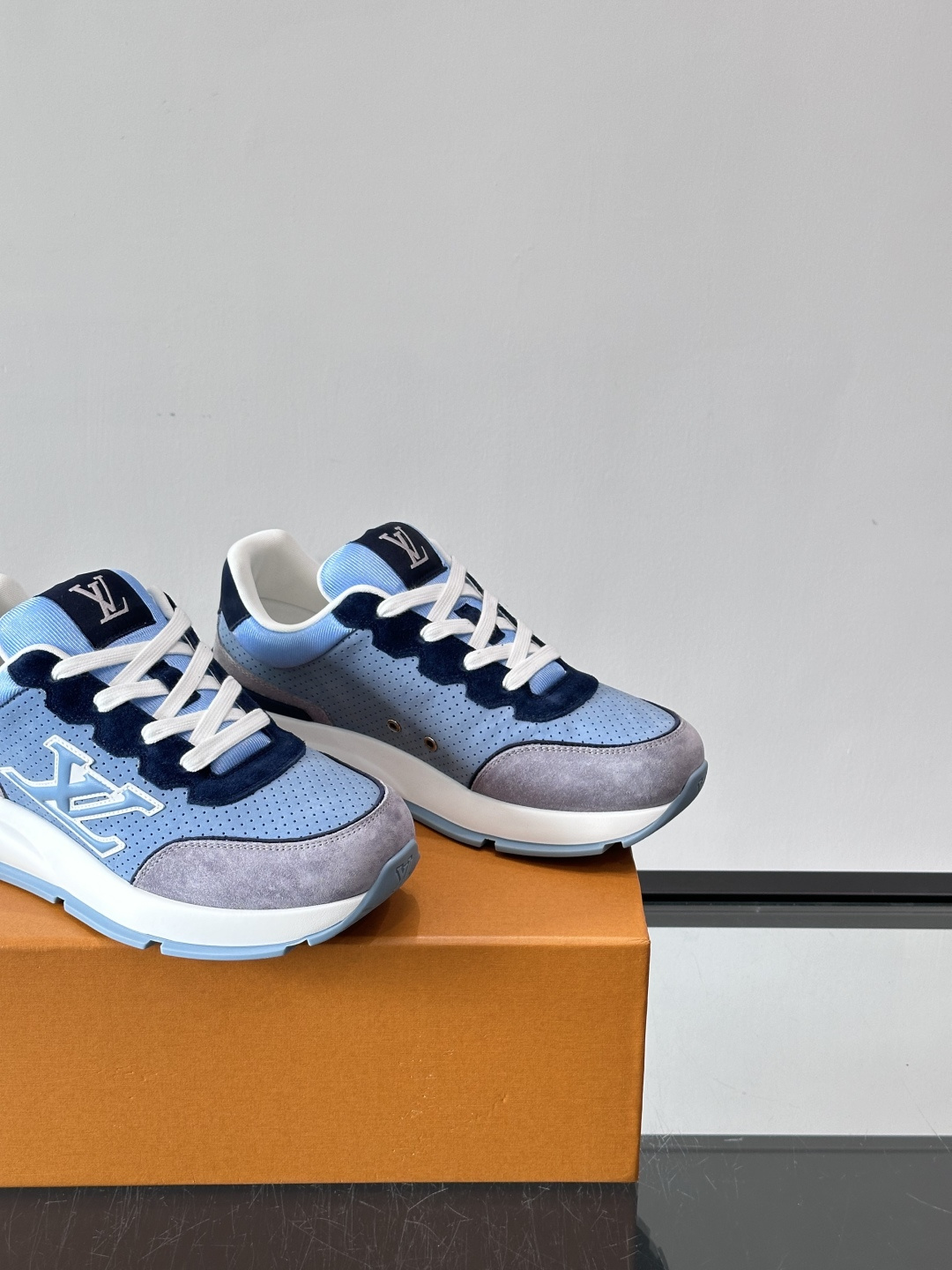 ◾️▫️L 男士经典休闲运动鞋，本款 运动鞋为柔软牛皮革描摹经典 Monogram 印花，塑造优雅鞋面。