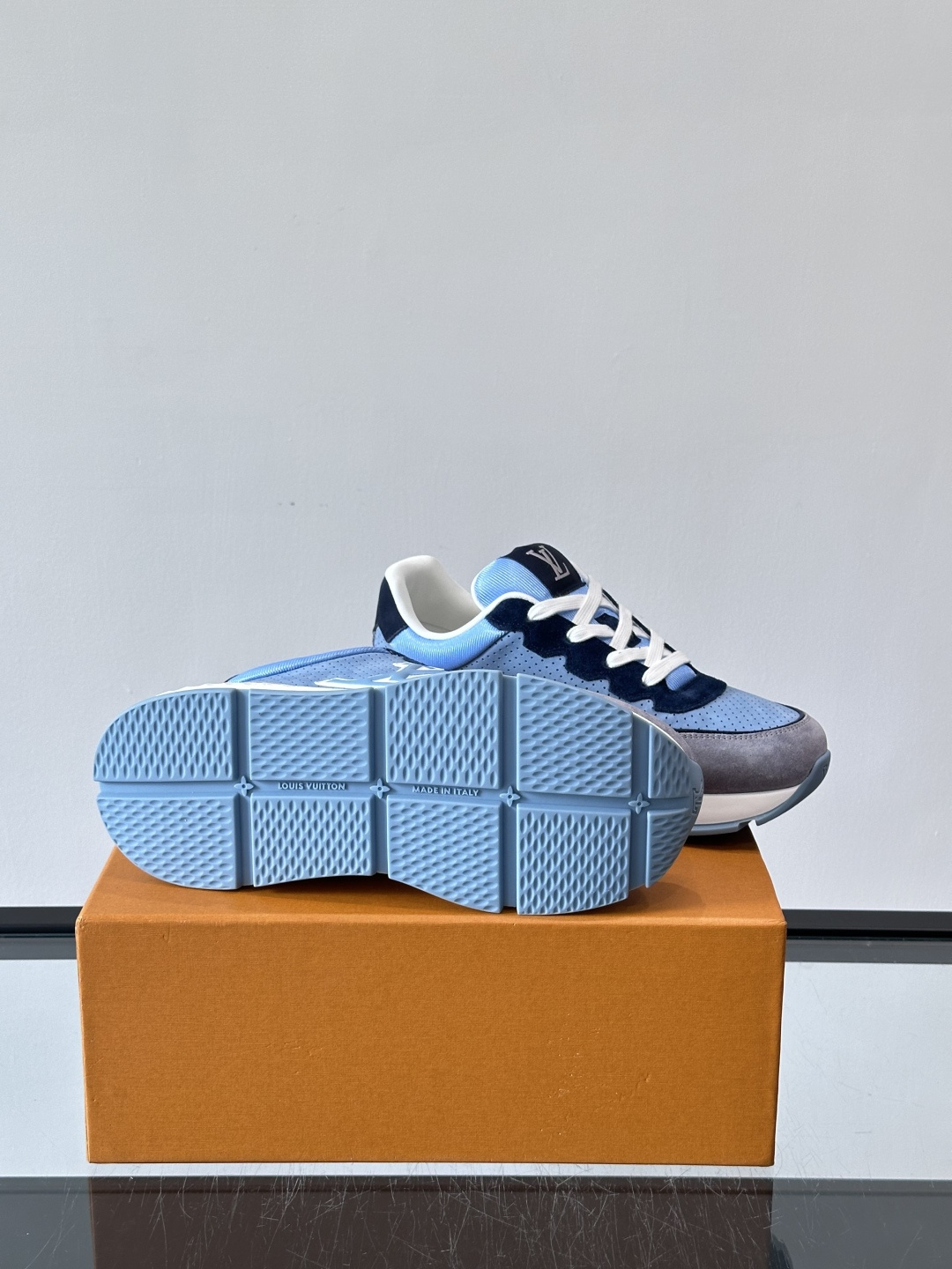 ◾️▫️L 男士经典休闲运动鞋，本款 运动鞋为柔软牛皮革描摹经典 Monogram 印花，塑造优雅鞋面。