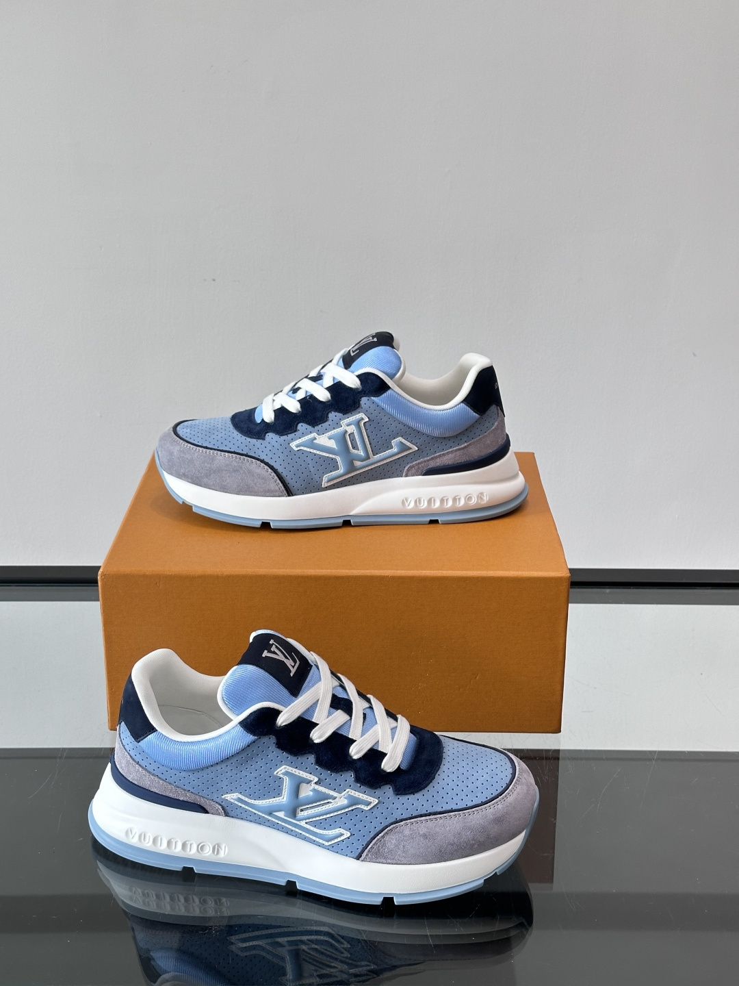 ◾️▫️L 男士经典休闲运动鞋，本款 运动鞋为柔软牛皮革描摹经典 Monogram 印花，塑造优雅鞋面。