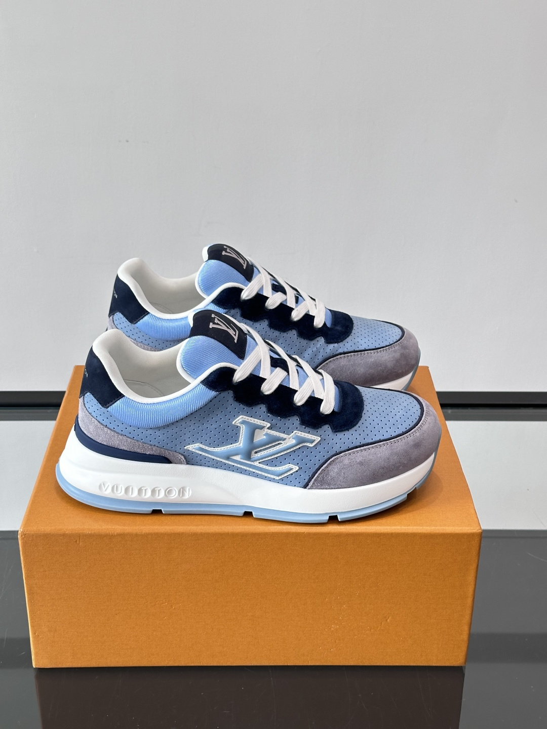 ◾️▫️L 男士经典休闲运动鞋，本款 运动鞋为柔软牛皮革描摹经典 Monogram 印花，塑造优雅鞋面。